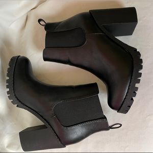 Soda Lug Soled Chelsea Boot